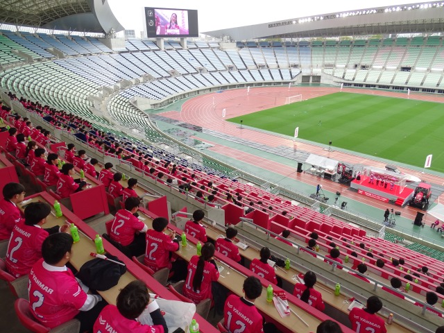 ヤンマーHD グループ入社式開催 挑戦誓う決意のシュート